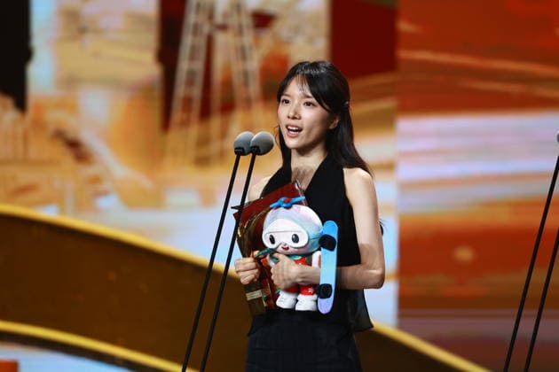 CHANGCHUN, CHINA - AUGUST 28: Actress Li Sitong celebrates with the trophy for Golden Deer Awards during the 21st Changchun Film Festival on August 28, 2026 in Changchun, Jilin Province of China.  Copyright: xVCGx 111662717468