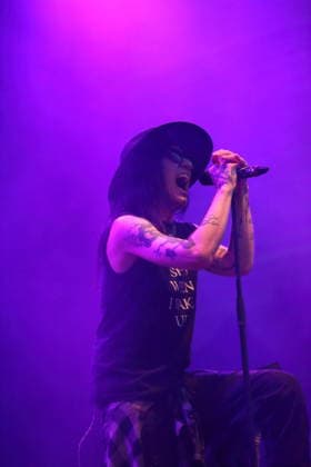 Matteo vDiva Fabbiani von der Band Hell Boulevard als Support für Mono Inc. bei einem Open-Air-Konzert am Waschhaus in Potsdam, 28. August 2026. Hell Boulevard Konzert Potsdam