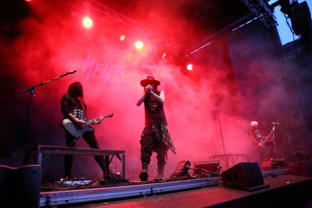 Vulture King, Matteo vDiva Fabbiani und Raul Sanchez, v.l., von der Band Hell Boulevard als Support für Mono Inc. bei einem Open-Air-Konzert am Waschhaus in Potsdam, 28. August 2026. Hell Boulevard Konzert Potsdam