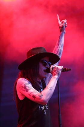 Matteo vDiva Fabbiani von der Band Hell Boulevard als Support für Mono Inc. bei einem Open-Air-Konzert am Waschhaus in Potsdam, 28. August 2026. Hell Boulevard Konzert Potsdam