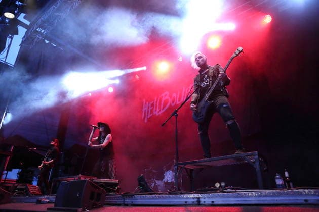 Vulture King, Matteo vDiva Fabbiani, Jan Hangman und Raul Sanchez, v.l., von der Band Hell Boulevard als Support für Mono Inc. bei einem Open-Air-Konzert am Waschhaus in Potsdam, 28. August 2026. Hell Boulevard Konzert Potsdam
