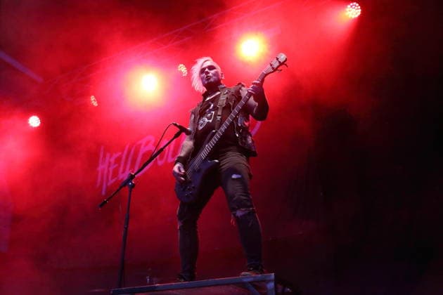 Raul Sanchez von der Band Hell Boulevard als Support für Mono Inc. bei einem Open-Air-Konzert am Waschhaus in Potsdam, 28. August 2026. Hell Boulevard Konzert Potsdam