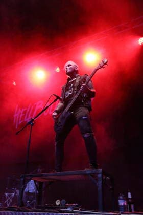 Raul Sanchez von der Band Hell Boulevard als Support für Mono Inc. bei einem Open-Air-Konzert am Waschhaus in Potsdam, 28. August 2026. Hell Boulevard Konzert Potsdam
