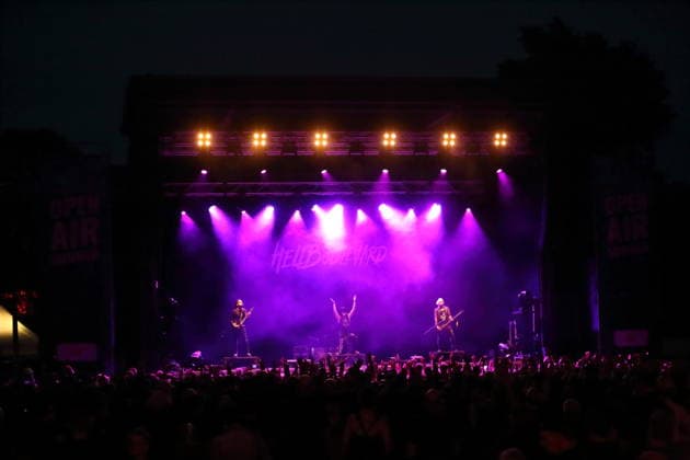 Vulture King, Jan Hangman, Matteo vDiva Fabbiani und Raul Sanchez, v.l., von der Band Hell Boulevard als Support für Mono Inc. bei einem Open-Air-Konzert am Waschhaus in Potsdam, 28. August 2026. Hell Boulevard Konzert Potsdam