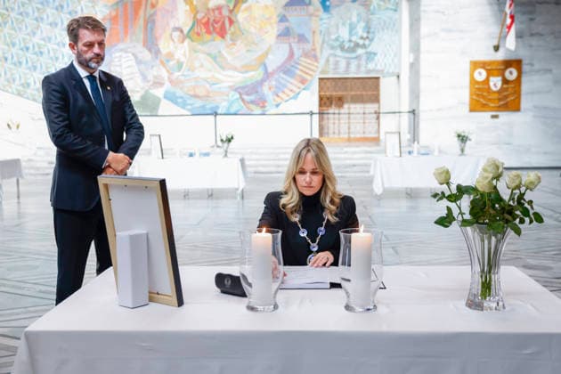 Kondolanse protokoll legges fram i Oslo Radhus Oslo 20260829. Ordforer Anne Lindboe og byradsleder Eirik Lae Solberg signerer kondolanseprotokoll i Oslo radhus lordag formidag etter kong Harald dode fredag morgen. Foto: Hanna Johre NTB Oslo Norge maZ6Ton3Lm0 EDITORIAL USE ONLY Ref:_POLmaZ6Ton3Lm0.jpg Copyright: xHannaxJohrex xNTBx