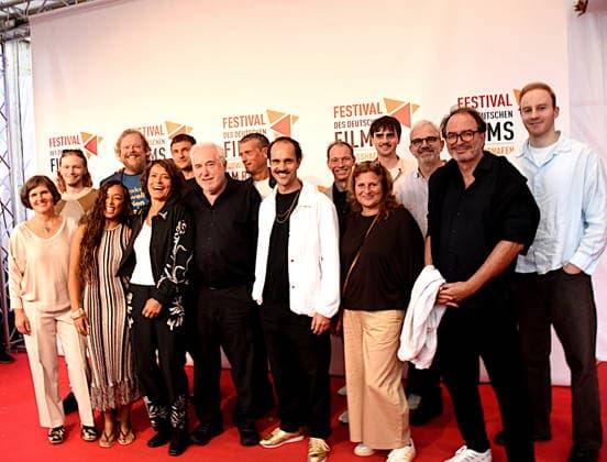 Film Explosive Mischung (Tatort) Vorne v. Links Daniela Goetz Festivalleiterin Davina C. Fox Schauspielerin Ulrike Folkerts Schauspielerin Dr. Michael Goetz Festivalleiter Felician Hohenloser mit Filmteams.-nicht der Reihenfolge -Martin Eigler (Regie&Buch) Pilip Schnack (Schauspieler ) Bernd Hölscher (Schauspieler) Zappe (Schauspieler.)Jenny Groß (Schauspielerin .)Christian Schneeweiß (Schauspieler) Ruben Schäfauer (Darsteller ) Andreas Schäfauer (Kamera) Claudia Lauter (Schnitt) Ludwigshafen 28.08.2026 am Rheinufer 22. Festival des Deutschen Films 2026 Foto Ludwigshafen