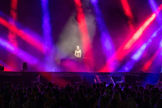 Felicia Bianco beim Rheinkilometer 652 Open Air auf dem Kunst!Rasen Bonn - 28.08.26 Die Kölner DJ Felicia Bianco beim Open-Air-DJ-Set auf dem Kunst!Rasen Bonn. Bonn Gronau Nordrhein-Westfalen Deutschland Copyright: xMarcxJohnx