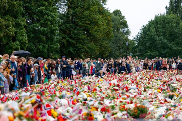 Kondolanse protokoll legges fram i Oslo Radhus Oslo 20260829. Sorgende borgere pa Slottsplassen for a legge ned blomster, lys og hilsener lordag formidag etter kong Harald dode fredag morgen. Foto: Hanna Johre NTB Oslo Norge E9xhzdQhjhI EDITORIAL USE ONLY Ref:_POLE9xhzdQhjhI.jpg Copyright: xHannaxJohrex xNTBx