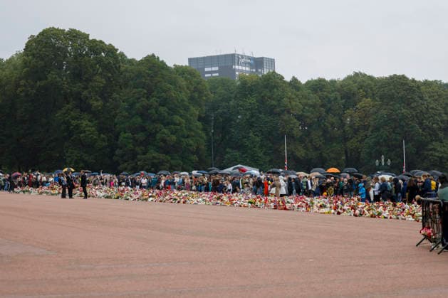 Kondolanse protokoll legges fram i Oslo Radhus Oslo 20260829. Sorgende borgere pa Slottsplassen for a legge ned blomster, lys og hilsener lordag formidag etter kong Harald dode fredag morgen. Foto: Hanna Johre NTB Oslo Norge Fs1QmIauN0U EDITORIAL USE ONLY Ref:_POLFs1QmIauN0U.jpg Copyright: xHannaxJohrex xNTBx