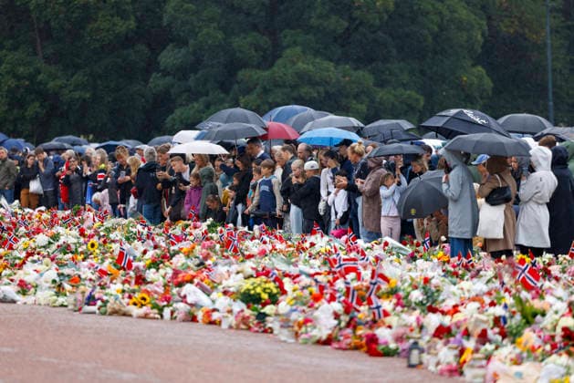 Kondolanse protokoll legges fram i Oslo Radhus Oslo 20260829. Sorgende borgere pa Slottsplassen for a legge ned blomster, lys og hilsener lordag formidag etter kong Harald dode fredag morgen. Foto: Hanna Johre NTB Oslo Norge Kdl8VU5Pxoo EDITORIAL USE ONLY Ref:_POLKdl8VU5Pxoo.jpg Copyright: xHannaxJohrex xNTBx