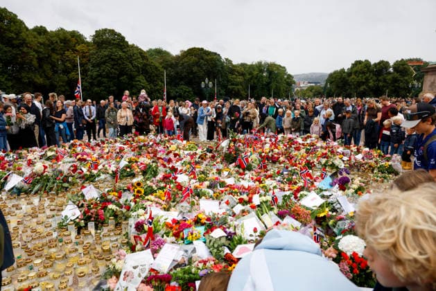 Kondolanse protokoll legges fram i Oslo Radhus Oslo 20260829. Sorgende borgere pa Slottsplassen for a legge ned blomster, lys og hilsener lordag formidag etter kong Harald dode fredag morgen. Foto: Hanna Johre NTB Oslo Norge wLKGP7mqslM EDITORIAL USE ONLY Ref:_POLwLKGP7mqslM.jpg Copyright: xHannaxJohrex xNTBx
