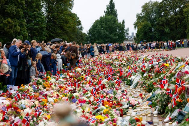 Kondolanse protokoll legges fram i Oslo Radhus Oslo 20260829. Sorgende borgere pa Slottsplassen for a legge ned blomster, lys og hilsener lordag formidag etter kong Harald dode fredag morgen. Foto: Hanna Johre NTB Oslo Norge 0M1j4Ao3oW4 EDITORIAL USE ONLY Ref:_POL0M1j4Ao3oW4.jpg Copyright: xHannaxJohrex xNTBx
