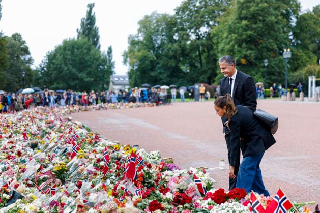 Kondolanse protokoll legges fram i Oslo Radhus Oslo 20260829. Venstres Abid Raja og kona Nadia Ansar pa Slottsplassen for a legge ned blomster lordag formidag etter kong Harald dode fredag morgen. Foto: Hanna Johre NTB Oslo Norge Ldswq1LtbcI EDITORIAL USE ONLY Ref:_POLLdswq1LtbcI.jpg Copyright: xHannaxJohrex xNTBx
