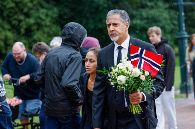 Kondolanse protokoll legges fram i Oslo Radhus Oslo 20260829. Venstres Abid Raja og kona Nadia Ansar pa Slottsplassen for a legge ned blomster lordag formidag etter kong Harald dode fredag morgen. Foto: Hanna Johre NTB Oslo Norge Q6YLDY-XlpM EDITORIAL USE ONLY Ref:_POLQ6YLDY-XlpM.jpg Copyright: xHannaxJohrex xNTBx