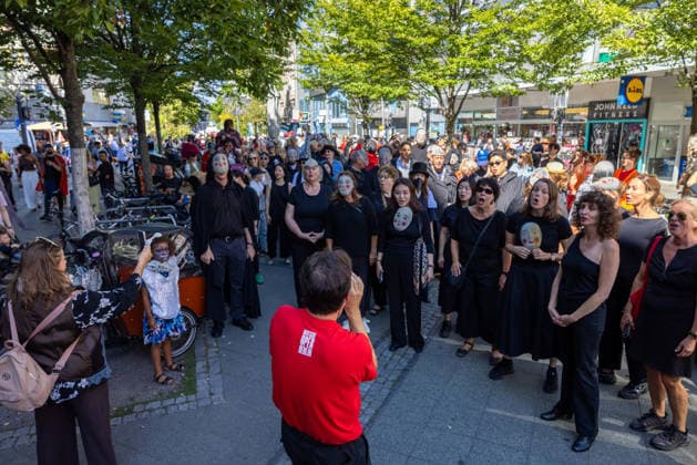 Kostümparade derr Deutschen Opar Berlin. Deutschland, Berlin am 29. August 2026: Mit dem Slogan Unless the People Live Here eröffnete die Deutsche Oper Berlin die neue Spielzeit bzw Saison. Zahlreiche Besucherinnen und Besucher verkleideten sich mit Kostümen aus dem Fundus der Oper und zogen gemeinsam mit einem Chor in einer Kostümparade durch Berlin-Charlottenburg. *** Costume Parade at the Deutsche Oper Berlin, Germany, Berlin, August 29, 2026. With the slogan Unless the People Live Here, the Deutsche Oper Berlin kicked off the new season. Numerous visitors dressed up in costumes from the opera’s wardrobe and, together with a choir, marched through Berlin’s Charlottenburg district in a costume parade.