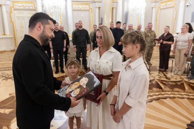 Zelensky Presents State Awards on Defenders of Ukraine Day Ukrainian President Volodymyr Zelensky presents state awards to service members and families of soldiers killed in the war during a ceremony marking Defenders of Ukraine Day in Kyiv, Ukraine, on August 29, 2026. Photo by PRESIDENT OF UKRAINE apaimages Ukraine Ukraine Ukraine 290826_Ukraine_UPO_00(8).jpeg Copyright: xapaimagesxPRESIDENTxOFxUKRAINEx xapaimagesx