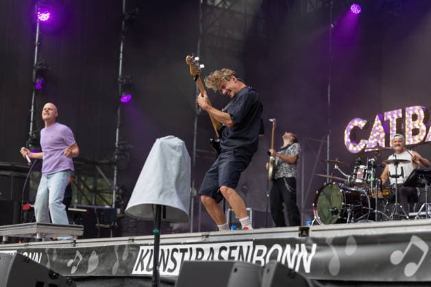 Cat Ballou beim Oh wie schön Festival auf dem Kunst!Rasen Bonn - 29.08.26 Die Kölner Mundartpop-Band Cat Ballou beim Open-Air-Live-Auftritt auf dem Kunst!Rasen Bonn. Bonn Gronau Nordrhein-Westfalen Deutschland Copyright: xMarcxJohnx
