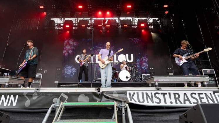 Cat Ballou beim Oh wie schön Festival auf dem Kunst!Rasen Bonn - 29.08.26 Die Kölner Mundartpop-Band Cat Ballou beim Open-Air-Live-Auftritt auf dem Kunst!Rasen Bonn. Bonn Gronau Nordrhein-Westfalen Deutschland Copyright: xMarcxJohnx