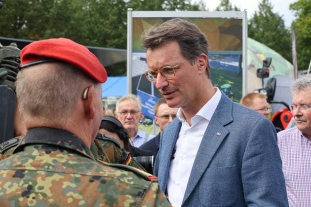 Nordrhein-Westfalen-Tag 2026. Feierlichkeiten zum 80-jährigen Jubiläum des Landes in Münster. Hendrik Wüst (CDU), Ministerpräsident des Landes Nordrhein-Westfalen besucht die Blaulichtmeile auf dem Schlossplatz. Münster, Nordrhein-Westfalen, DEU, Deutschland, 29.08.2026 *** North Rhine-Westphalia Day 2026: Celebrations marking the state’s 80th anniversary in Münster. Hendrik Wüst (CDU), Minister President of North Rhine-Westphalia, visits the emergency services display on Schlossplatz in Münster, North Rhine-Westphalia, Germany, Germany, August 29, 2026