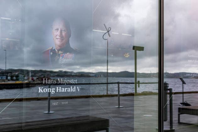Kong Harald V er dod. Kristiansand 20260829. Refleksjoner i et vindu av Kong Harald V i et vindu pa Kilden i Kristiansand Foto: Tor Erik Schroder NTB Kristiansand Norge I3Eb-t8g1VM EDITORIAL USE ONLY Ref:_BNCI3Eb-t8g1VM.jpg Copyright: xTorxErikxSchroderx xNTBx