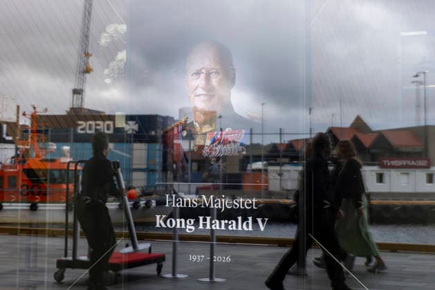 Kong Harald V er dod. Kristiansand 20260829. Refleksjoner i et vindu av Kong Harald V i et vindu pa Kilden i Kristiansand Foto: Tor Erik Schroder NTB Kristiansand Norge oOEChYVjt50 EDITORIAL USE ONLY Ref:_BNCoOEChYVjt50.jpg Copyright: xTorxErikxSchroderx xNTBx