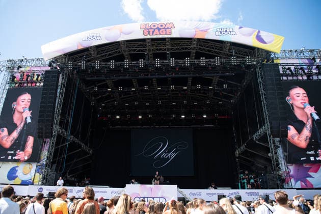 Die österreichische Sängerin Victoria Claudia Zechner tritt beim Superbloom Festival 2026 im Olympiapark in München auf. Zechner begeistert das Publikum während ihres Auftritts auf der Festivalbühne. München Olympiapark München Bayern Deutschland