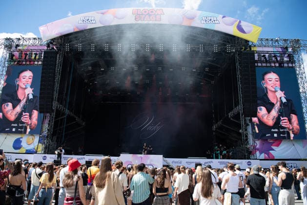 Die österreichische Sängerin Victoria Claudia Zechner tritt beim Superbloom Festival 2026 im Olympiapark in München auf. Zechner begeistert das Publikum während ihres Auftritts auf der Festivalbühne. München Olympiapark München Bayern Deutschland