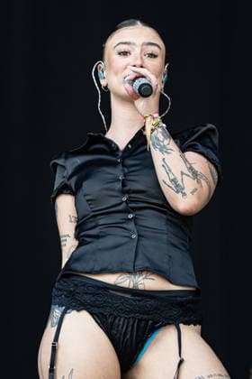 Die österreichische Sängerin Victoria Claudia Zechner tritt beim Superbloom Festival 2026 im Olympiapark in München auf. Zechner begeistert das Publikum während ihres Auftritts auf der Festivalbühne. München Olympiapark München Bayern Deutschland