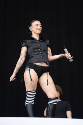Die österreichische Sängerin Victoria Claudia Zechner tritt beim Superbloom Festival 2026 im Olympiapark in München auf. Zechner begeistert das Publikum während ihres Auftritts auf der Festivalbühne. München Olympiapark München Bayern Deutschland