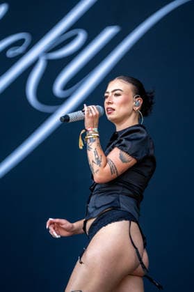 Die österreichische Sängerin Victoria Claudia Zechner tritt beim Superbloom Festival 2026 im Olympiapark in München auf. Zechner begeistert das Publikum während ihres Auftritts auf der Festivalbühne. München Olympiapark München Bayern Deutschland