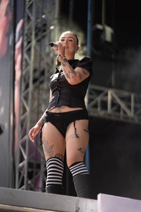 Die österreichische Sängerin Victoria Claudia Zechner tritt beim Superbloom Festival 2026 im Olympiapark in München auf. Zechner begeistert das Publikum während ihres Auftritts auf der Festivalbühne. München Olympiapark München Bayern Deutschland