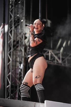 Die österreichische Sängerin Victoria Claudia Zechner tritt beim Superbloom Festival 2026 im Olympiapark in München auf. Zechner begeistert das Publikum während ihres Auftritts auf der Festivalbühne. München Olympiapark München Bayern Deutschland
