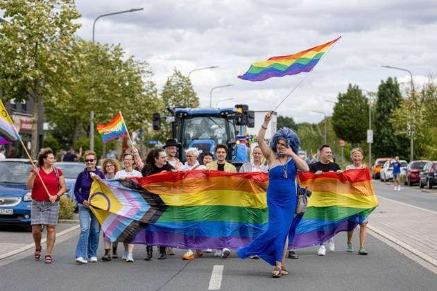Neukirchen-Vluyn: 5. CSD Neuqueerchen-Vluyn ** NUR FÜR REDAKTIONELLE ZWECKE ** EDITORIAL USE ONLY **<p>Demoteilnehmer am Samstag, 29. August 2026 beim 5. CSD unter dem Motto Neuqueerchen-Vluyn in Neukirchen-Vluyn. Neukirchen-Vluyn Copyright: KarlxBanski *** Neukirchen Vluyn 5th CSD Neuqueerchen Vluyn ** FOR EDITORIAL USE ONLY ** EDITORIAL USE ONLY ** p Parade participants on Saturday, August 29, 2026, at the 5th CSD under the theme Neuqueerchen Vluyn in Neukirchen Vluyn Neukirchen Vluyn Copyright KarlxBanski Copyright: KarlxBanski doc87dhomu078yi9dq2olm ,EDITORIAL USE ONLY