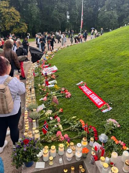 Menschen trauern nach dem Tod von Norwegens König Harald V. am Schlossplatz vor dem Königlichen Schloss in Oslo und legen Blumen und Kerzen nieder. Oslo, Norwegen, 29.08.2026. König Harald V. von Norwegen ist am Freitag, den 28. August 2026, im Alter von 89 Jahren friedlich im Reichskrankenhaus in Oslo verstorben. Seit der Nachricht von seinem Tod herrscht in ganz Norwegen tiefe Trauer. Zehntausende Menschen strömen zum Schlossplatz vor dem Königlichen Schloss in Oslo, um mit einem Meer aus bunten Blumen, brennenden Kerzen, handgeschriebenen Briefen und Flaggen Abschied von ihrem geliebten Monarchen zu nehmen. Harald V. galt über Jahrzehnte als der Großvater der Nation und als ein unerschütterlicher, bodenständiger Fels in d Copyright: xMatthiasxWehnertx