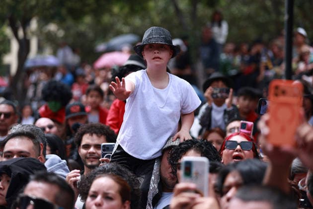 ?Massive Michael Jackson Thriller Dance Tribute MEXICO CITY, MEXICO - AUGUST 29: A fan of Michael Jackson takes part in a massive Thriller dance tribute, at the Monument to the Revolution, in Mexico City, Mexico on August 29, 2026. ?Hundreds of fans gathered dressed as the legendary American singer, known as the King of Pop, to perform the iconic choreography and celebrate what would have been his 68th birthday. Daniel Cardenas Anadolu Mexico City Mexico. Editorial use only. Please get in touch for any other usage.  Copyright: x2026xAnadoluxDanielxCardenasx