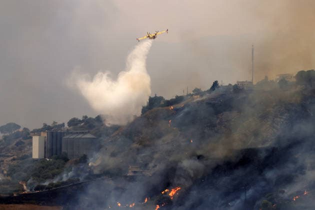 Wildfires on Italy s Sicily island threaten residential areas PALERMO, ITALY - AUGUST 29: Wildfires broke out at several locations threatened residential areas in some parts on Italy s southern island of Sicily, on August 29, 2026. Near the city of Palermo, a fire that started yesterday afternoon in the maquis shrubland stretching between the town of Ciminna and Ventimiglia di Sicilia affected a wide area. Firefighting teams responded to bring the fire under control, working from the ground with water tankers and from the air with firefighting planes and helicopters. One person injured in the fire was transported to hospital by air ambulance helicopter, while many others were forced to leave their homes along with their animals due to the f  Copyright: x2026xAnadoluxAlbertoxLoxBiancox