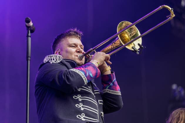 Druckluft beim Oh wie schön Festival auf dem Kunst!Rasen Bonn - 29.08.26 Posaunist und Sänger Florian HERTEL (Druckluft) - Die Bonner Brass- und Performanceband Druckluft beim Open-Air-Live-Auftritt auf dem Kunst!Rasen Bonn. Bonn Gronau Nordrhein-Westfalen Deutschland Copyright: xMarcxJohnx