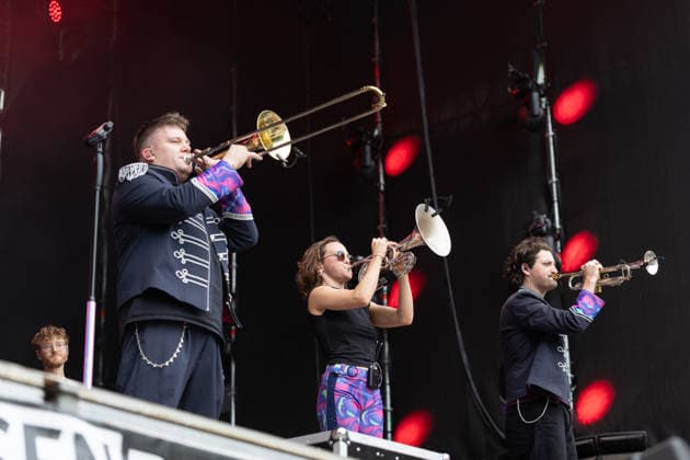 Druckluft beim Oh wie schön Festival auf dem Kunst!Rasen Bonn - 29.08.26 Die Bonner Brass- und Performanceband Druckluft beim Open-Air-Live-Auftritt auf dem Kunst!Rasen Bonn. Bonn Gronau Nordrhein-Westfalen Deutschland Copyright: xMarcxJohnx