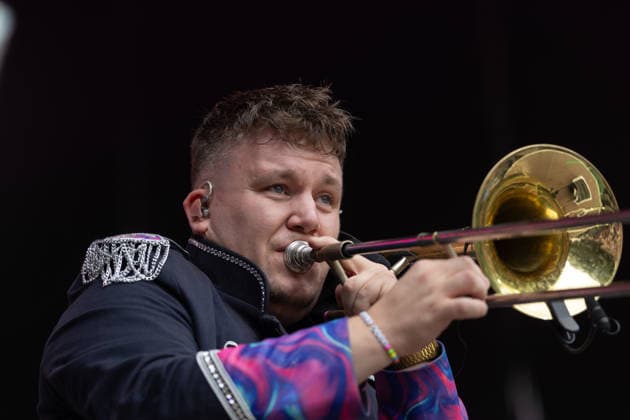 Druckluft beim Oh wie schön Festival auf dem Kunst!Rasen Bonn - 29.08.26 Posaunist und Sänger Florian HERTEL (Druckluft) - Die Bonner Brass- und Performanceband Druckluft beim Open-Air-Live-Auftritt auf dem Kunst!Rasen Bonn. Bonn Gronau Nordrhein-Westfalen Deutschland Copyright: xMarcxJohnx