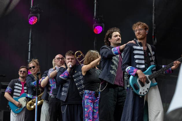 Druckluft beim Oh wie schön Festival auf dem Kunst!Rasen Bonn - 29.08.26 Die Bonner Brass- und Performanceband Druckluft beim Open-Air-Live-Auftritt auf dem Kunst!Rasen Bonn. Bonn Gronau Nordrhein-Westfalen Deutschland Copyright: xMarcxJohnx