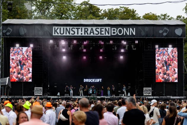 Druckluft beim Oh wie schön Festival auf dem Kunst!Rasen Bonn - 29.08.26 Die Bonner Brass- und Performanceband Druckluft beim Open-Air-Live-Auftritt auf dem Kunst!Rasen Bonn. Bonn Gronau Nordrhein-Westfalen Deutschland Copyright: xMarcxJohnx