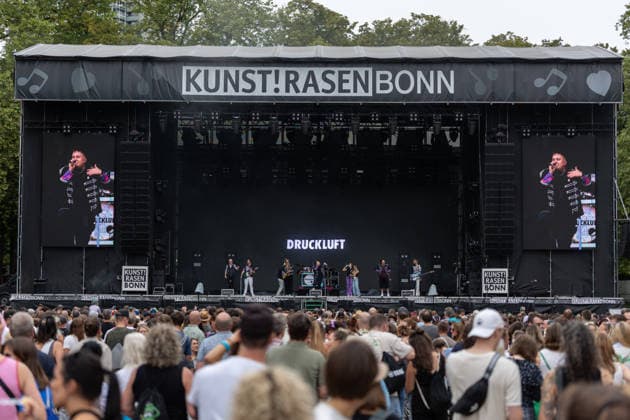 Druckluft beim Oh wie schön Festival auf dem Kunst!Rasen Bonn - 29.08.26 Die Bonner Brass- und Performanceband Druckluft beim Open-Air-Live-Auftritt auf dem Kunst!Rasen Bonn. Bonn Gronau Nordrhein-Westfalen Deutschland Copyright: xMarcxJohnx
