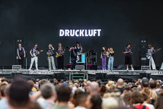 Druckluft beim Oh wie schön Festival auf dem Kunst!Rasen Bonn - 29.08.26 Die Bonner Brass- und Performanceband Druckluft beim Open-Air-Live-Auftritt auf dem Kunst!Rasen Bonn. Bonn Gronau Nordrhein-Westfalen Deutschland Copyright: xMarcxJohnx