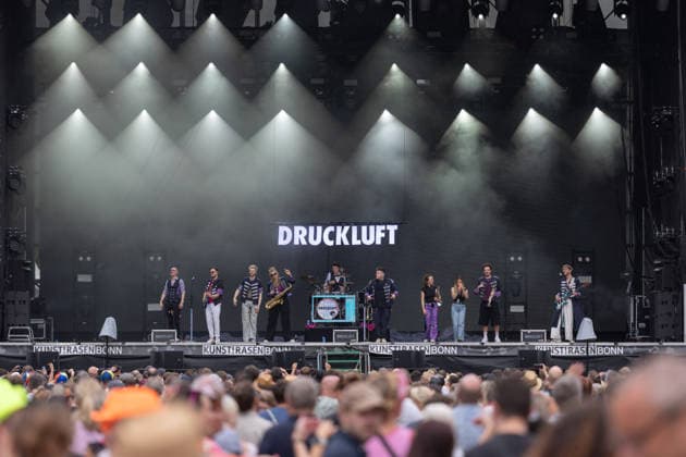 Druckluft beim Oh wie schön Festival auf dem Kunst!Rasen Bonn - 29.08.26 Die Bonner Brass- und Performanceband Druckluft beim Open-Air-Live-Auftritt auf dem Kunst!Rasen Bonn. Bonn Gronau Nordrhein-Westfalen Deutschland Copyright: xMarcxJohnx