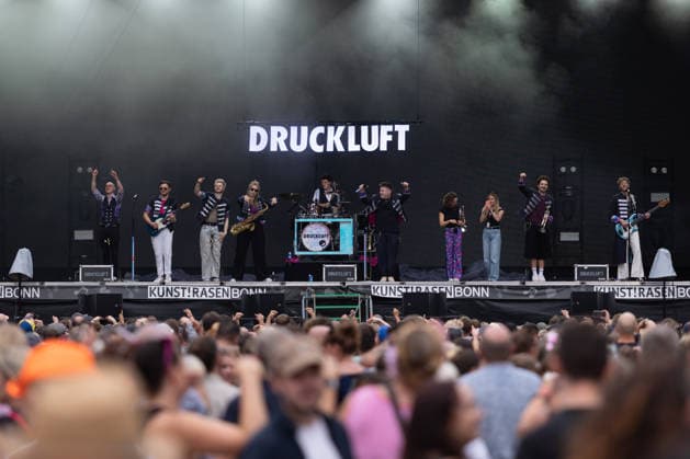 Druckluft beim Oh wie schön Festival auf dem Kunst!Rasen Bonn - 29.08.26 Die Bonner Brass- und Performanceband Druckluft beim Open-Air-Live-Auftritt auf dem Kunst!Rasen Bonn. Bonn Gronau Nordrhein-Westfalen Deutschland Copyright: xMarcxJohnx