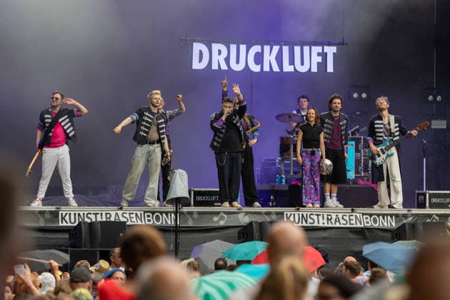 Druckluft beim Oh wie schön Festival auf dem Kunst!Rasen Bonn - 29.08.26 Die Bonner Brass- und Performanceband Druckluft beim Open-Air-Live-Auftritt auf dem Kunst!Rasen Bonn. Bonn Gronau Nordrhein-Westfalen Deutschland Copyright: xMarcxJohnx