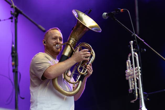 Fäaschtbänkler beim Oh wie schön Festival auf dem Kunst!Rasen Bonn - 29.08.26 Die Schweizer Neue-Volksmusik-Band Fäaschtbänkler beim Open-Air-Live-Auftritt auf dem Kunst!Rasen Bonn. Bonn Gronau Nordrhein-Westfalen Deutschland Copyright: xMarcxJohnx
