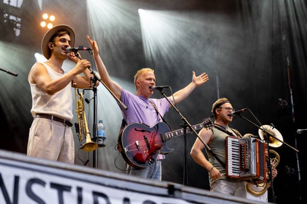 Fäaschtbänkler beim Oh wie schön Festival auf dem Kunst!Rasen Bonn - 29.08.26 Die Schweizer Neue-Volksmusik-Band Fäaschtbänkler beim Open-Air-Live-Auftritt auf dem Kunst!Rasen Bonn. Bonn Gronau Nordrhein-Westfalen Deutschland Copyright: xMarcxJohnx