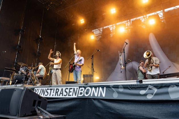 Fäaschtbänkler beim Oh wie schön Festival auf dem Kunst!Rasen Bonn - 29.08.26 Die Schweizer Neue-Volksmusik-Band Fäaschtbänkler beim Open-Air-Live-Auftritt auf dem Kunst!Rasen Bonn. Bonn Gronau Nordrhein-Westfalen Deutschland Copyright: xMarcxJohnx