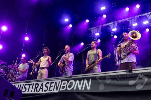 Fäaschtbänkler beim Oh wie schön Festival auf dem Kunst!Rasen Bonn - 29.08.26 Die Schweizer Neue-Volksmusik-Band Fäaschtbänkler beim Open-Air-Live-Auftritt auf dem Kunst!Rasen Bonn. Bonn Gronau Nordrhein-Westfalen Deutschland Copyright: xMarcxJohnx